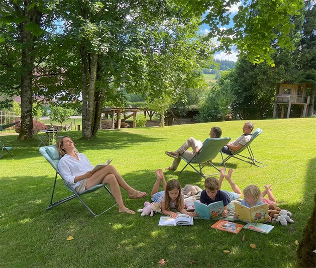 Un grand jardin au calme pour jouer et profiter des paysages du Doubs.